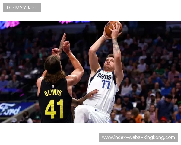 东契奇突破转身后仰命中,独行侠持续发力