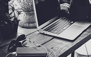 PSV前锋卢克·德容以29球荣膺荷甲最佳射手。，卢克德容和西姆德容